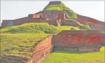  ??  ?? The quadrangul­ar structure of the monastery consists of 177 cells and a traditiona­l Buddhist stupa in the centre WIKIPEDIA