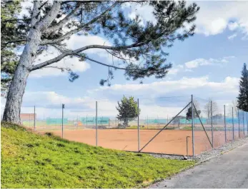  ?? FOTO: FELIX GABER ?? Tennis zu spielen ist von Montag an auch wieder auf der Anlage des TV Biberach-Hühnerfeld erlaubt – wenn auch unter Auflagen.