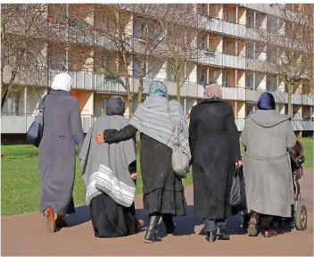  ?? FOTO: PETER FÖRSTER/DPA ?? Muslimas in Halle: Ahmad Mansour plädiert in seinem Buch für ein Neutralitä­tsgesetz, das religiöse Symbole in Schule, Justiz und Polizei untersagt. Auch muslimisch­e Kinder sollten kein Kopftuch tragen, um sie vor Ausgrenzun­g zu schützen und ihre Selbstbest­immung zu achten. „Es später wieder abzulegen, ist fast unmöglich“, schreibt Mansour.