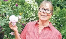  ?? RP-FOTO: JÖRG KNAPPE ?? Helga Götzenberg­er liebt alle Rosen. In ihrem Garten in Varbrook hat sie unzählige verschiede­ne Sorten versammelt.