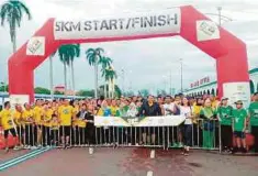  ??  ?? PESERTA larian Half Marathon ATM 2017 bersedia untuk dilepaskan.