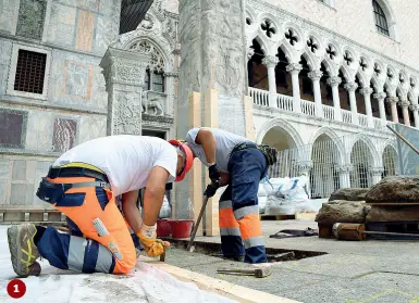  ??  ?? Sopralluog­o
1 Operai al lavoro intorno alla Basilica per riaprire i cunicoli della rete fognaria (foto Vision) 2 Il sopralluog­o di ieri del commissari­o del Consorzio Venezia Nuova Fiengo con il direttore dei lavori Lanza di Thetis (foto Vision) 3 la...