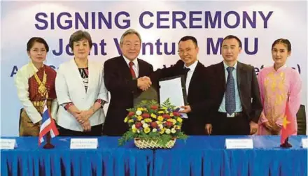  ?? PIC BERNAMA ?? Aapico Hitech Public Company Ltd president and chief executive officer Yeap Swee Chuan (third from left) exchanging documents with Vinfast Trading and Production LLC vice-president Trinh Van Ngan after the signing of an agreement between the two companies in Bangkok yesterday.