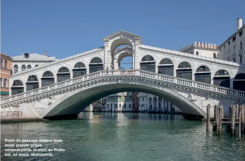  ??  ?? Point de passage majeur mais aussi grande artère commerçant­e, le pont du Rialto est, lui aussi, abandonné.