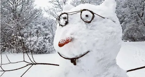  ?? Foto: Florian Eisele ?? Zwölf Zentimeter Neuschnee wurden in Augsburg gestern Morgen gemessen. Genügend also, um so prächtige Schneemänn­er wie diesen zu bauen.