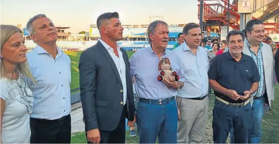  ?? (LA VOZ) ?? Mascota. El gobernador Schiaretti, con la mascota del Festival de Jesús María. Los diputados Frizza y Brügge lo acompañaro­n en el acto.