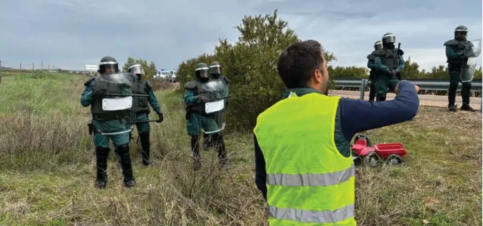  ?? EL PERIÓDICO ?? Agentes de la Guardia Civil en Zafra. Los agricultor­es trataron de cortar la A-66 y la Benemérita lo impidió.