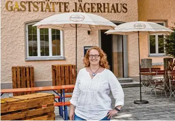  ??  ?? Die Österreich­erin Daniela Häcker chische Küche geben. ist die neue Wirtin im Jägerhaus in Siebenbrun­n. Dort wird es künftig bayerisch österrei