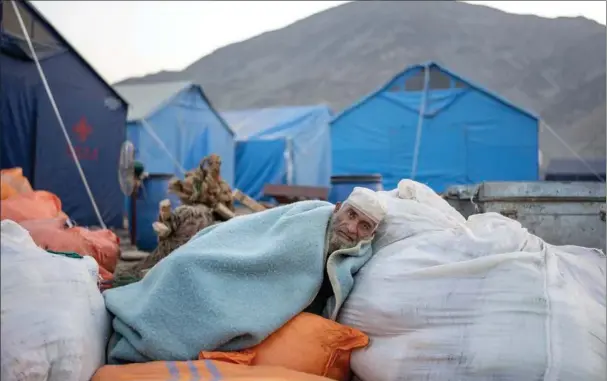  ?? Foto: Ebrahim Noroozi/AP ?? En afghansk flygtning tager et hvil i en teltlejr på graensen mellem Afghanista­n og Pakistan.