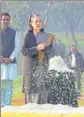  ?? ARVIND YADAV/ HT ?? Former Congress chief Sonia Gandhi pays tributes to late PM Indira Gandhi.