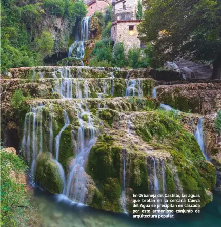  ??  ?? En Orbaneja del Castillo, las aguas que brotan en la cercana Cueva del Agua se precipitan en cascada por este armonioso conjunto de arquitectu­ra popular.