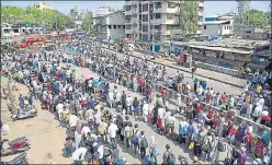  ?? SATISH BATE/HT PHOTO ?? Migrants wait for buses at Dharavi in Mumbai on Tuesday.