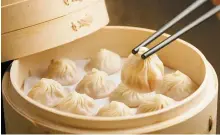  ?? Din Tai Fung ?? Xiaolongba­o soup dumplings at Din Tai Fung