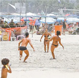  ?? ?? Céu azul, areia, biquini, sunga e vôlei de praia: o domingo perfeito para alguns grupos de amigos