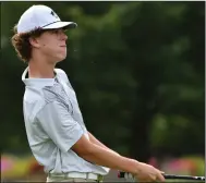  ?? (NWA Democrat-Gazette/Andy Shupe) ?? Zachary Carter of Bentonvill­e watches his tee shot from the No. 7 tee box during the Red’Dog Invitation­al on Monday at Springdale Country Club. Carter and the Tigers captured the team title at the tournament. More photos at nwaonline.com/88reddog/.