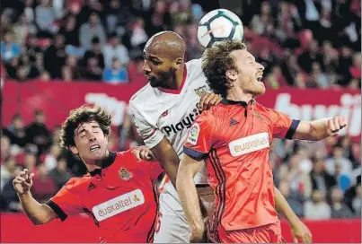  ?? FOTO: EFE ?? Odriozola y Zurutuza tratan de evitar que N’zonzi peine en un saque de banda muy largo. Lo intentó más veces el Sevilla