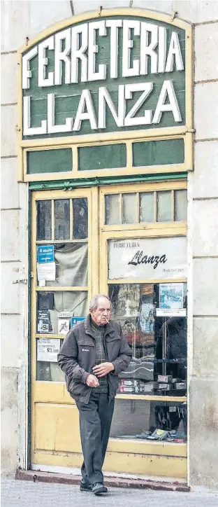  ??  ?? Despiertan un cariño especial grafismos como el de Ferreteria Llanza y el colorido cartel del asador ochentero Los Años Locos.
JORGE GIL