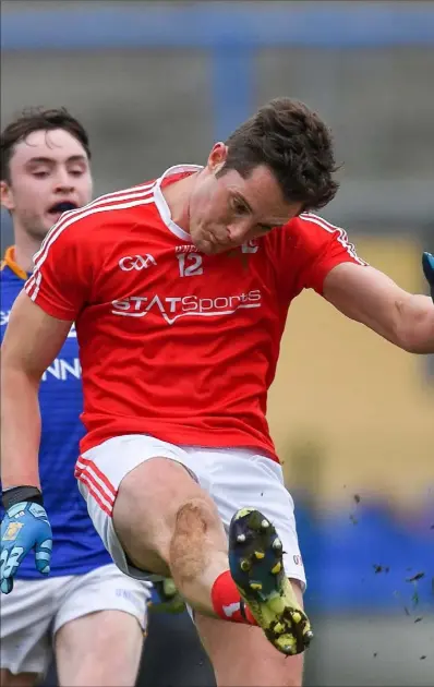  ?? Pictures: Piaras Ó Mídheach/SPORTSFILE ?? Declan Byrne fires over a point for Louth against Longford.