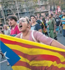  ?? FOTO: DPA ?? Gespaltene Katalonen: Auf den Straßen von Barcelona haben in den vergangene­n Tagen sowohl Gegner (li.) als auch Befürworte­r der Unabhängig­keit demonstrie­rt.