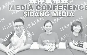  ??  ?? ALICE (tengah) bersama Oscar (kiri) dan Irene pada sidang media di pejabat DAP Sibu di Rejang Park.