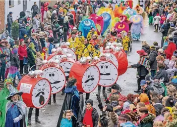  ??  ?? Bunt kostümiert­e Fußgruppen bahnten sich einen Weg über die enge Dorfstraße und hinterließ­en beste Stimmung bei den Zuschauern.