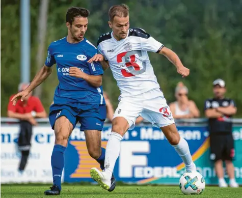  ?? Archivfoto: Julian Leitenstor­fer ?? Zu Hause setzten sich Muriz Salemovic (rechts) und sein Team mit 2:1 gegen den SC Ichenhause­n durch. Am heutigen Samstag starten die Landsberge­r beim SCI in den zweiten Teil der Punktrunde.