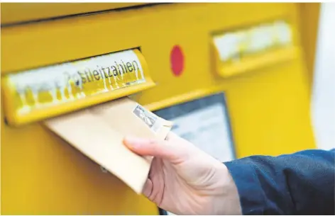  ?? FOTO: DPA ?? In zusammenhä­ngend bebauten Wohngebiet­en dürfen per Gesetz nicht mehr als 2000 Meter zwischen zwei Briefkäste­n liegen.