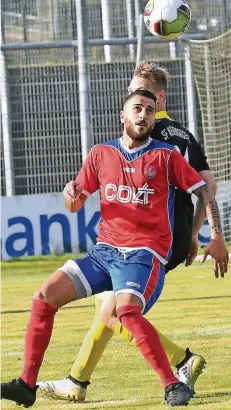  ?? RP-FOTO: STADE ?? Den Gegner abgeschirm­t und den Ball im Blick: FC-Angreifer Levon Kürkciyan hat seine Gelb-Sperre abgesessen und möchte wieder mitmischen.