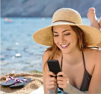  ?? Foto: dpa ?? Für alle Strand Surfer: Wer auch im Urlaub ausgiebig und kostengüns­tig im Internet unterwegs sein will, sollte einige Vorberei tungen treffen. Denn oft sind die gebuchten Mobilfunk Tarife im Ausland alles andere als ideal.