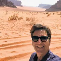  ?? Andrew McCarthy / Special to The Chronicle ?? Actor-director-writer Andrew McCarthy stops for a selfie in Wadi