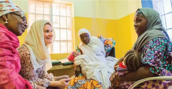  ?? ANDREW ESIEBO/GATES ARCHIVE ?? Melinda Gates chats with patients at the Badarawa Public Health Center in Kaduna state, Nigeria. The centre serves a poor population and offers family planning services.