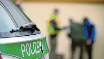  ??  ?? In der Nacht auf Sonntag war die Polizei laufend im Einsatz: Es gab acht Schlägerei­en innerhalb kurzer Zeit. Teils waren mehrere Streifen im Einsatz.