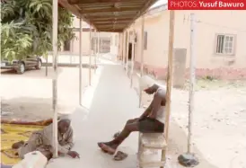  ?? Yusuf Bawuro ?? Patients cooling under a tree and along the walkway at one of the hospitals in Taraba