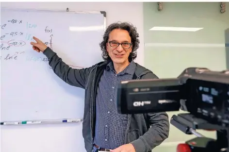  ??  ?? Frank Symanski arbeitet bei seinem „Fernunterr­icht“mit einem Whitboard, das in seinem Büro hängt.