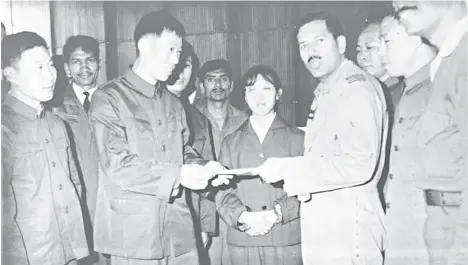  ??  ?? 1973年5月至11­月底，作者（中）随“沈飞”专家组赴巴基斯坦萨尔­格达空军基地执行歼-6技术服务任务
