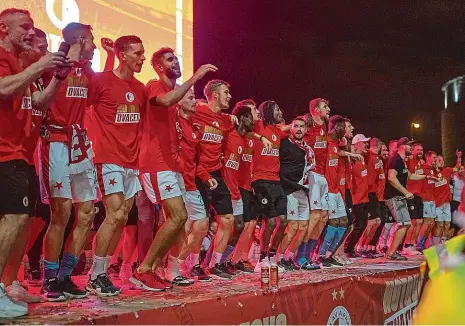  ?? Foto: Michal Sváček, MAFRA ?? Hotovo dvacet! Slávisté po výhře 1:0 nad Plzní slavili dvacátý titul v historii. Hráči juchali před stadionem v Edenu.