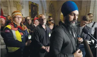  ?? - La Presse canadienne: Adrian Wyld ?? Le chef néo-démocrate Jagmeet Singh s’est présenté à son tour au foyer de la Chambre des communes accompagné d’une quinzaine de travailleu­rs des Postes, vendredi aprèsmidi.