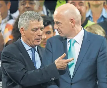  ??  ?? EL LÍO DE VILLAR. Villar, presidente suspendido de la FEF, con Infantino, presidente de la FIFA.