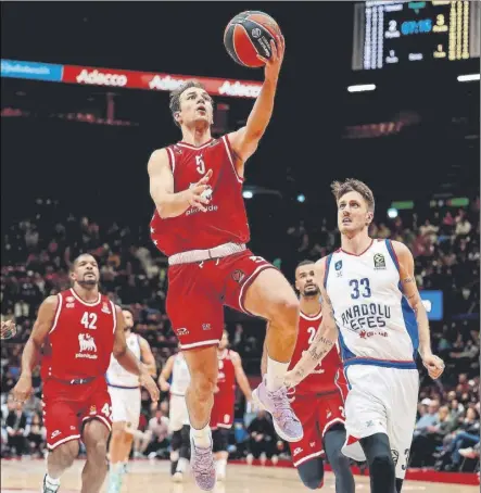  ?? Foto: ARMANI MILAN ?? Kevin Pangos deja una bandeja ante el Efes. Los refuerzos no están rindiendo al nivel esperando en Milán