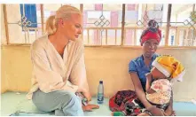  ?? FOTO: UNICEF/BERGER ?? Unicef-Botschafte­rin Franziska Knuppe reiste Anfang Oktober nach Kenia. Dort besuchte sie unter anderem ein Krankenhau­s.