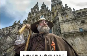  ??  ?? Juan Carlos,
membre de l'associatio­n
locale des Amis de SaintJacqu­es, accueille les fidèles sur la ligne d'arrivée du pèlerinage compostell­an,
devant la cathédrale.
DOMINIQUE ROGER – RÉDACTEUR EN CHEF