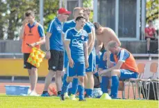  ?? SZ-FOTO: TG ?? Enttäuschu­ng nach Abpfiff: Die TSG Ehingen verlor gegen Mengen und muss am letzten Spieltag in Ebenweiler gewinnen, um sich die Teilnahme an der Relegation zu sichern.