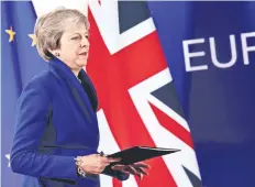  ??  ?? La premier británica, Theresa May, llega a una conferenci­a de prensa después de una cumbre de líderes de la UE para formalizar el acuerdo del Brexit.