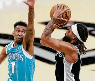  ?? Kin Man Hui / Staff photograph­er ?? Patty Mills, right, and other veterans have stressed the importance of self-care because of a second-half schedule that calls for them to play 40 games in 68 days with several back-to-backs.