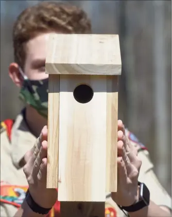  ?? H John Voorhees III / Hearst Connecticu­t Media ?? Nathanial Varda, 17, of Brookfield, is completing his Eagle Scout project by fully restoring four acres of meadow and building birdhouses for Eastern Bluebirds in the Catherine Violet Hubbard Animal Sanctuary in Newtown.