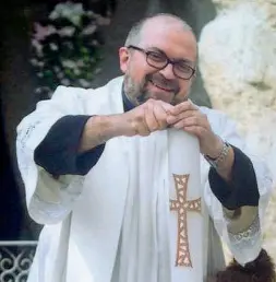  ??  ?? Nel mirino Don Lorenzo Guidotti, parroco della chiesa di San Domenico Savio, in via Andreini, al San Donato, è finito nella bufera per le sue frasi dure su Facebook sulla minorenne stuprata