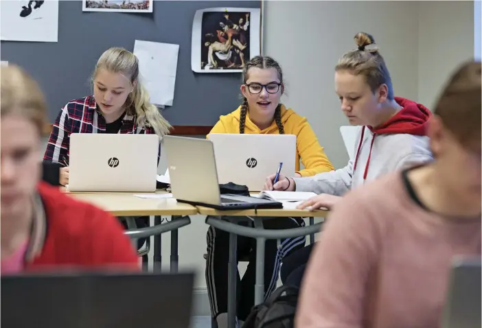  ?? FOTO: KRISTOFFER ÅBERG ?? Gymnasieti­den kan vara en väldigt stressig tid för gymnasiste­r, men också en med mycket glädje och inspiratio­n. Första årskursens studerande i Borgå gymnasium har religionst­imme. I bakgrunden från vänster: Jessica Blomqvist, Emma Boberg och Oscar...