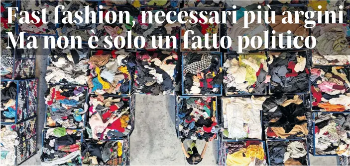  ?? © REUTERS/NACHO DOCE ?? Ogni anno in Europa vengono distrutte, prima dell'uso, tra le 264.000 e le 594.000 tonnellate di tessili.