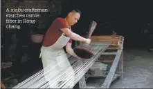  ?? ?? A xiabu craftsman starches ramie fiber in Rongchang.