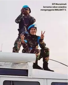  ??  ?? SITI Nurazimah bersama rakan sewaktu menganggot­ai MALBATT 5.